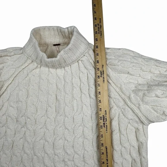 Free People Cable Knit Slouchy Boxy Oversized Sweater Ivory Size Large Chunky - Picture 8 of 9